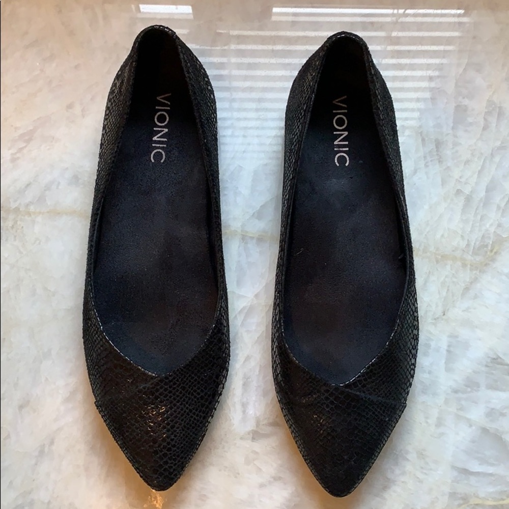 Vionic Black flat size 7.5